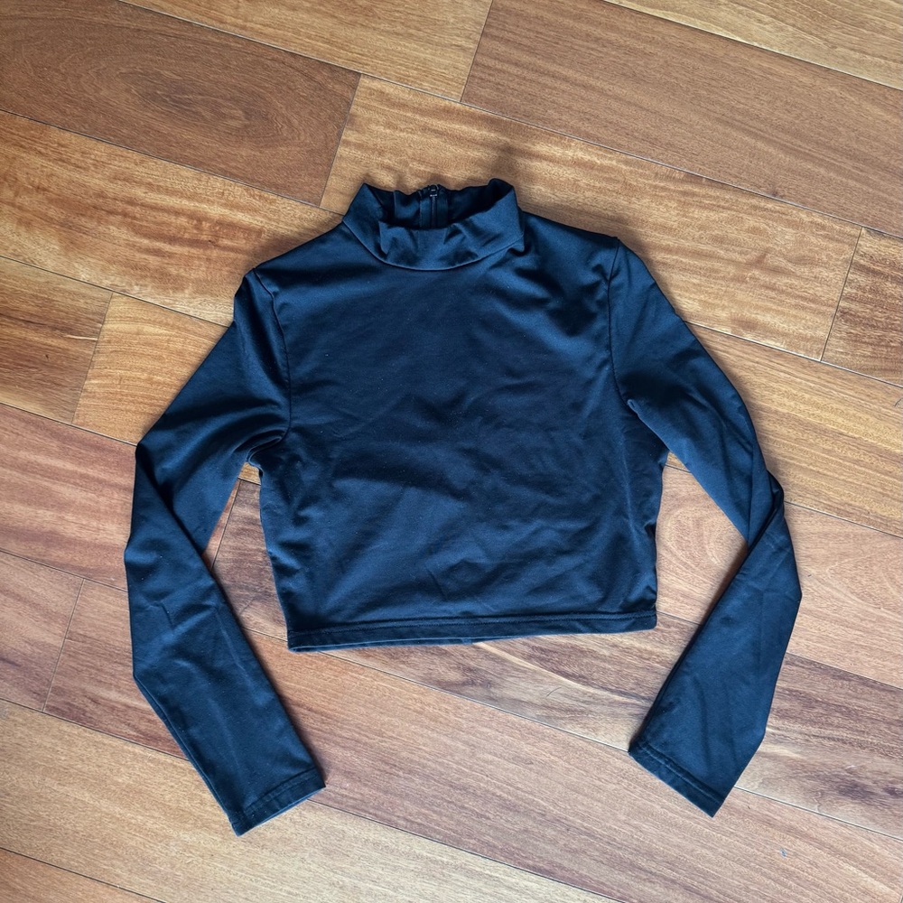 Woman’s Black Long Sleeve Crop Top